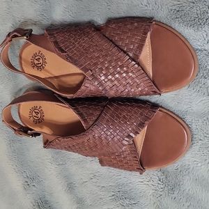 EUC Size 10  Eur 41 leather upper sandals.